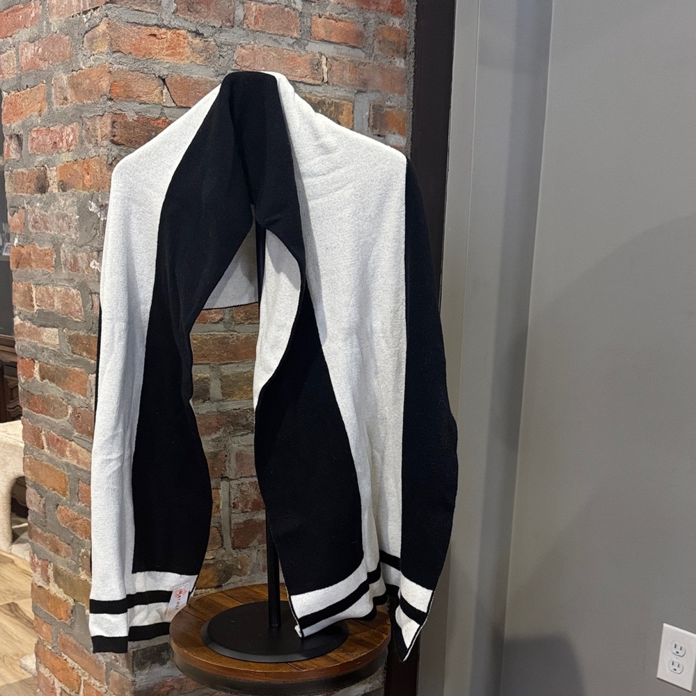 Athleta Black and White Scarf